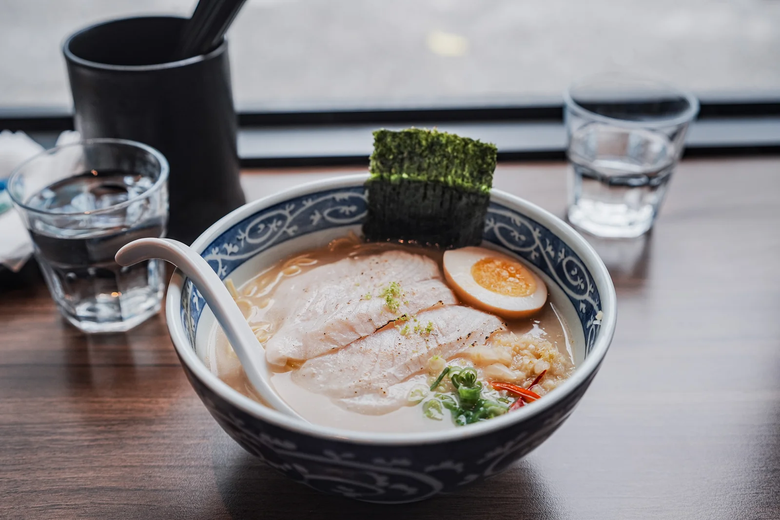 日式拉麵白湯與叉燒的美食拍攝