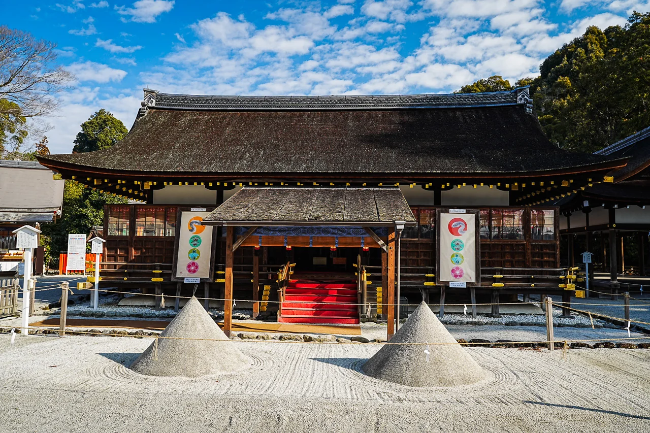 上賀茂神社主殿，傳統茅草屋頂與紅色台階的古蹟建築