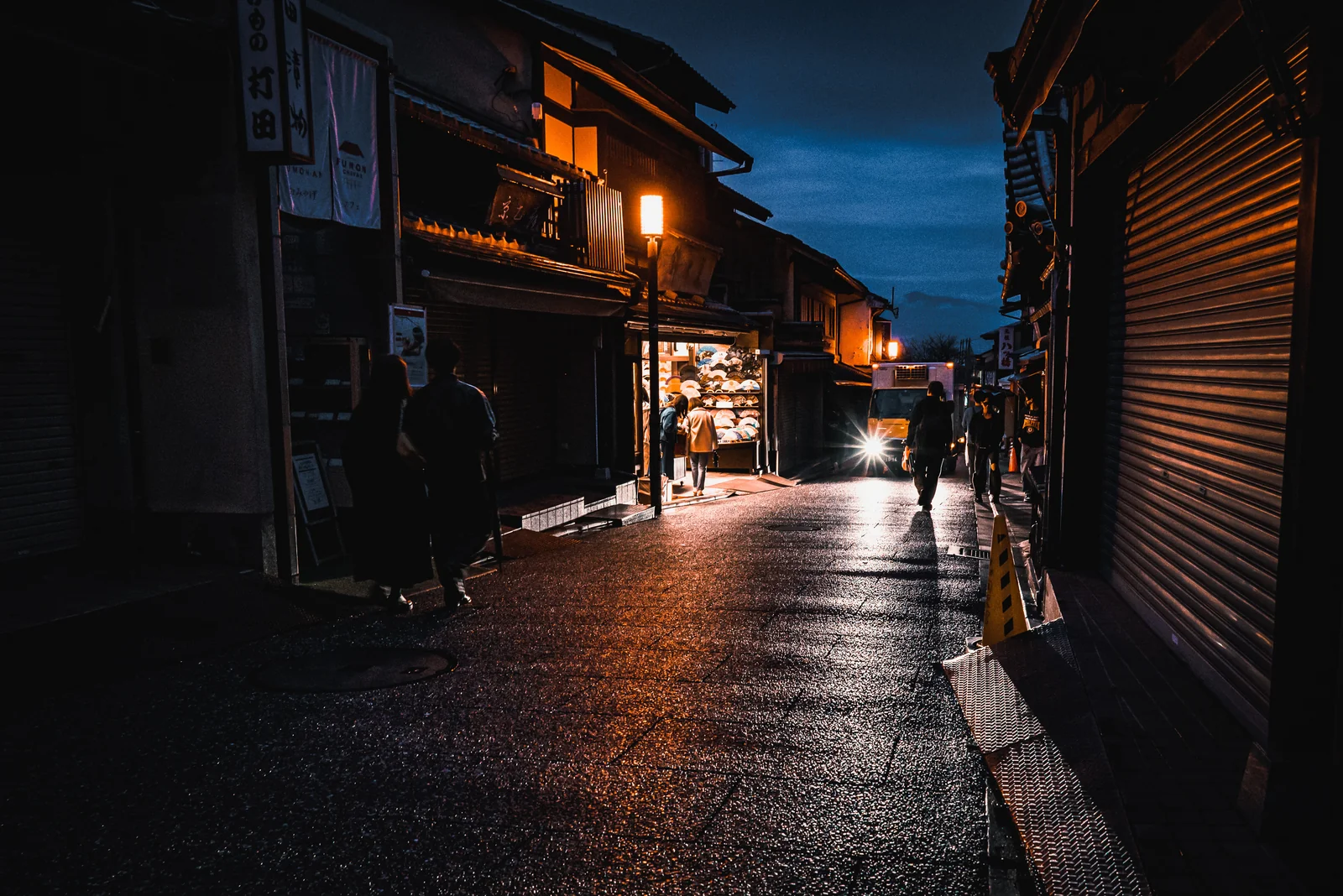 京都三年坂(產寧坂)古街道夜景，木造建築掩映垂枝櫻花盛開