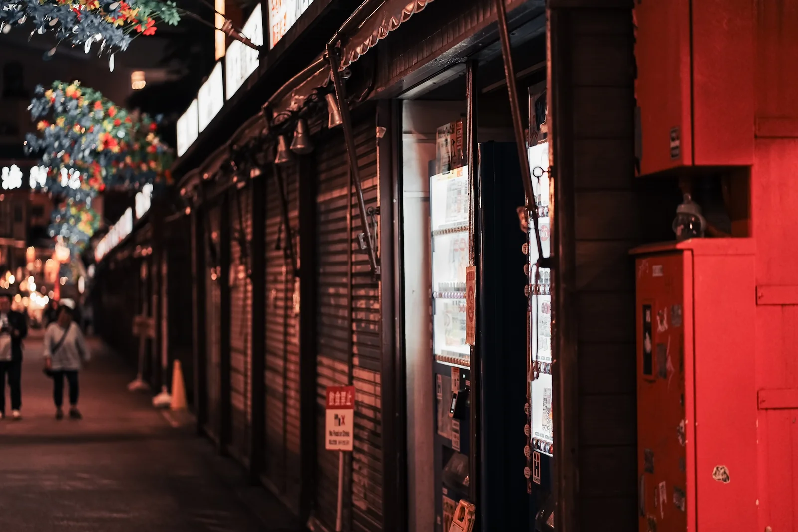 淺草傳法院通夜景，傳統木製店舖林立，溫暖燈光映照出江戶時代街道風情