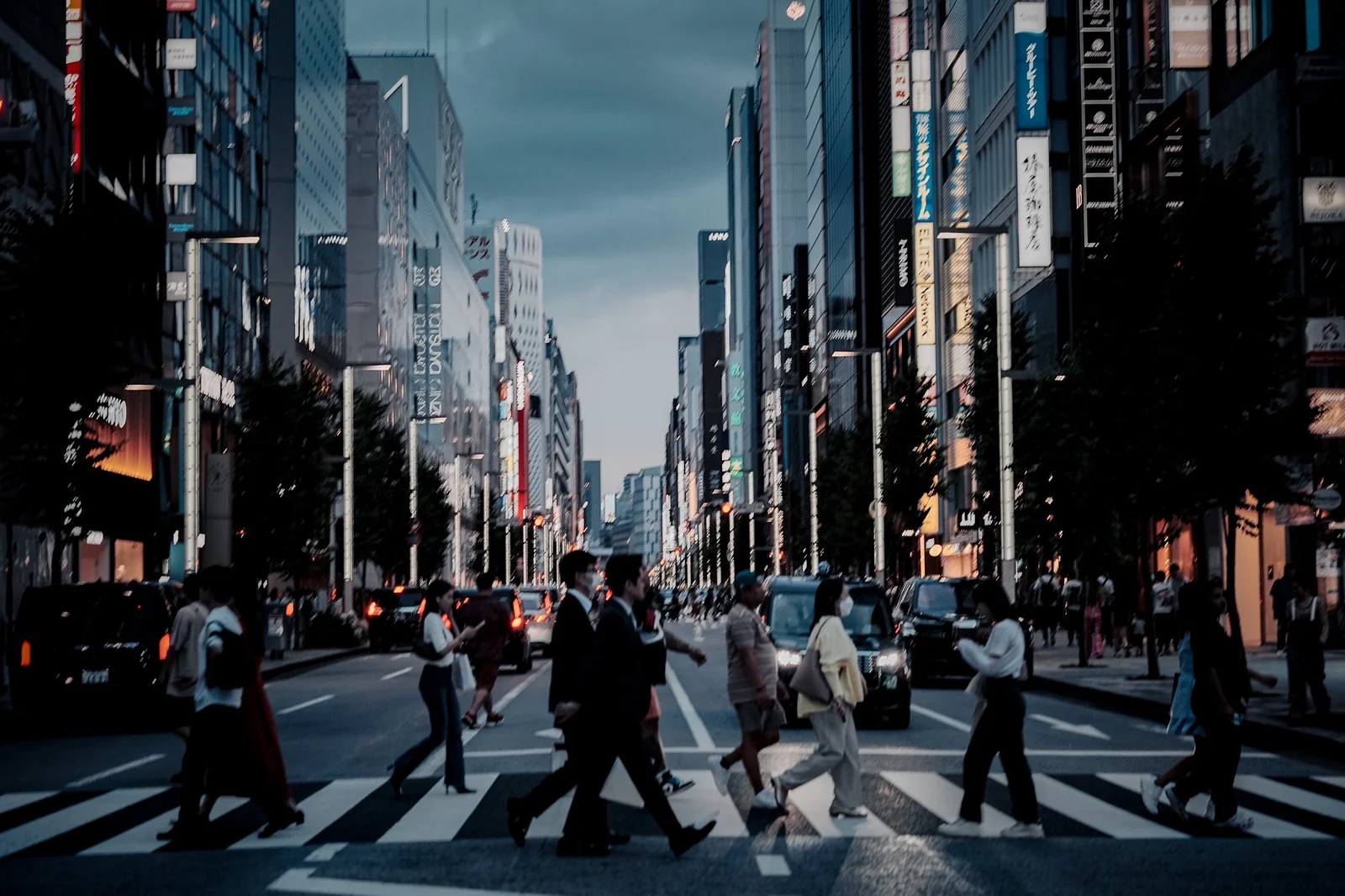 銀座主街白天景象，兩旁是繁華時尚高樓，行人穿梭其間