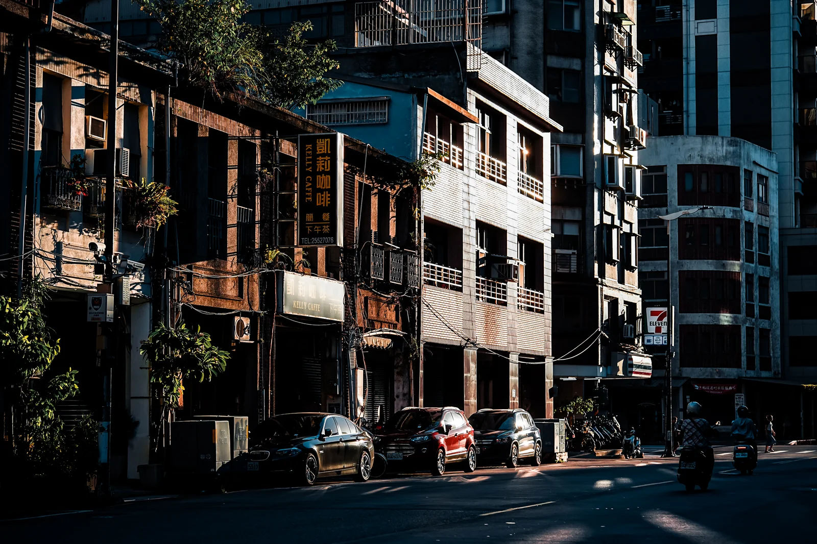 台灣街景老舊建築與現代高層建築的對比