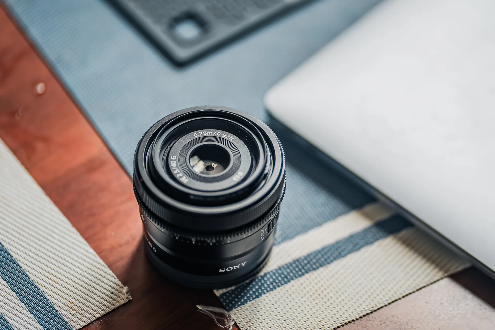 Sony FE 40mm F2.5G 鏡頭放在布料上的特寫