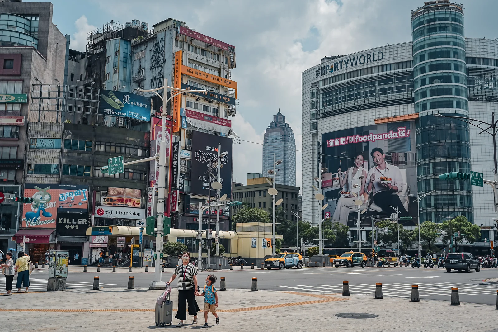 台灣台中市街道店家與現代高樓建築
