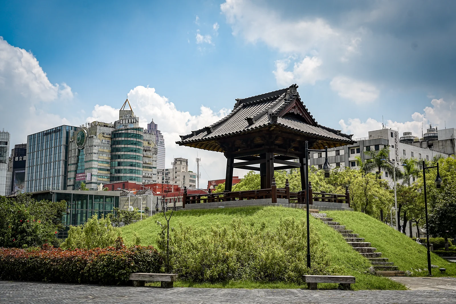 京都公園日式涼亭搭配現代高層建築