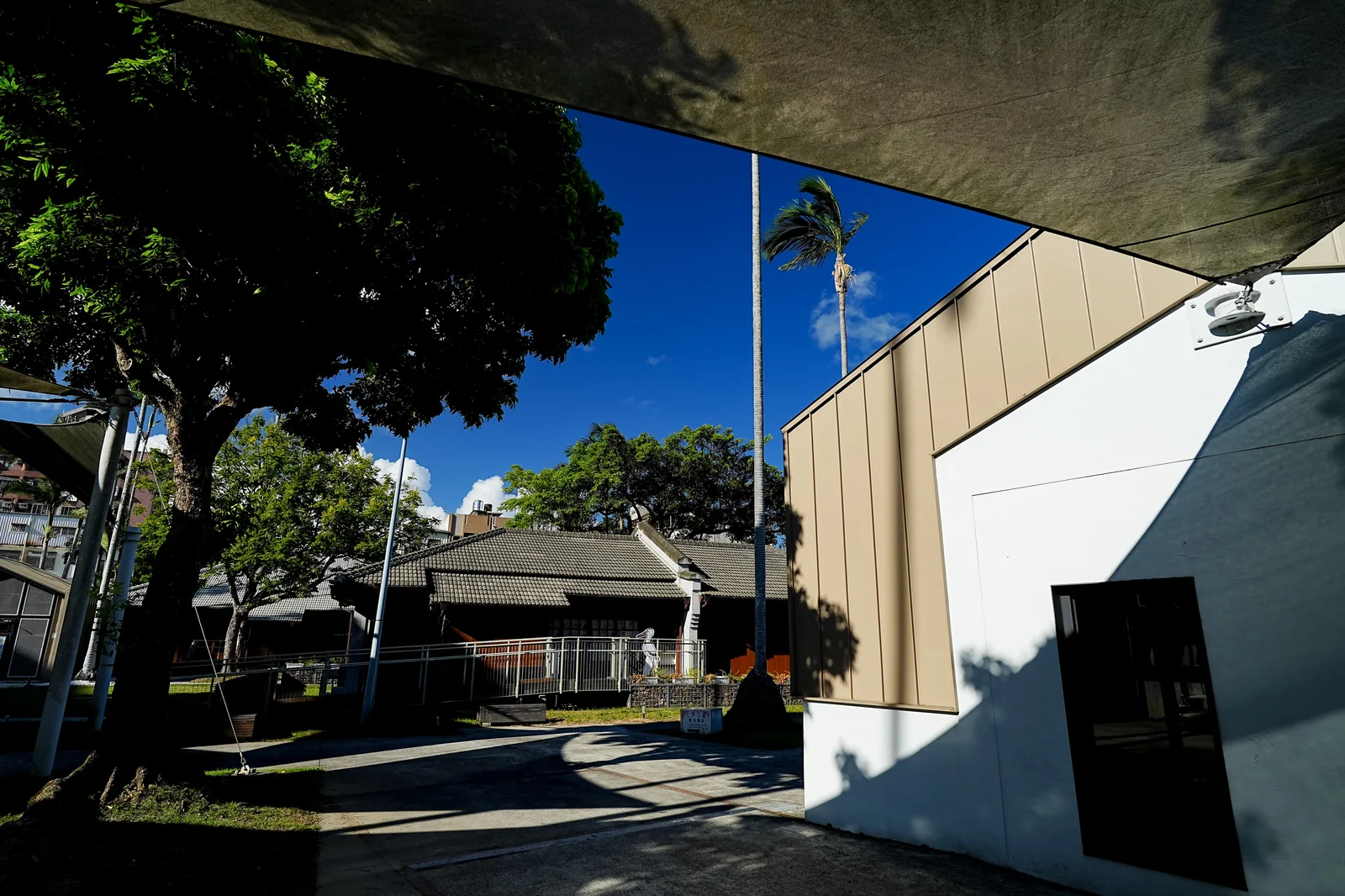 化龍一村九芎流月金屬紀念牌，標記宜蘭城的九芎樹城牆遺跡