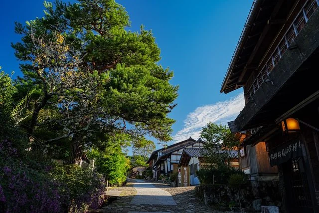 上高地深山小鎮街道，日式傳統建築與遠景雪山