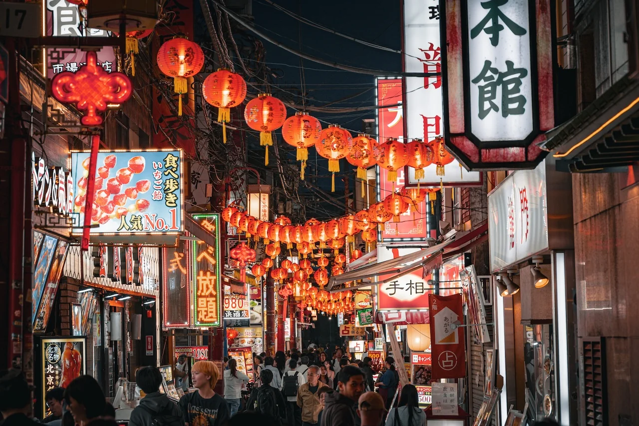 橫濱中華街晚間，紅燈籠高掛，店舗招牌林立的街景