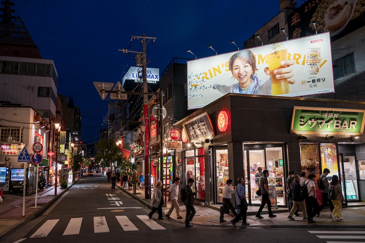 橫濱夜景，商店和餐廳霓虹招牌，繁華街道的日暮燈火