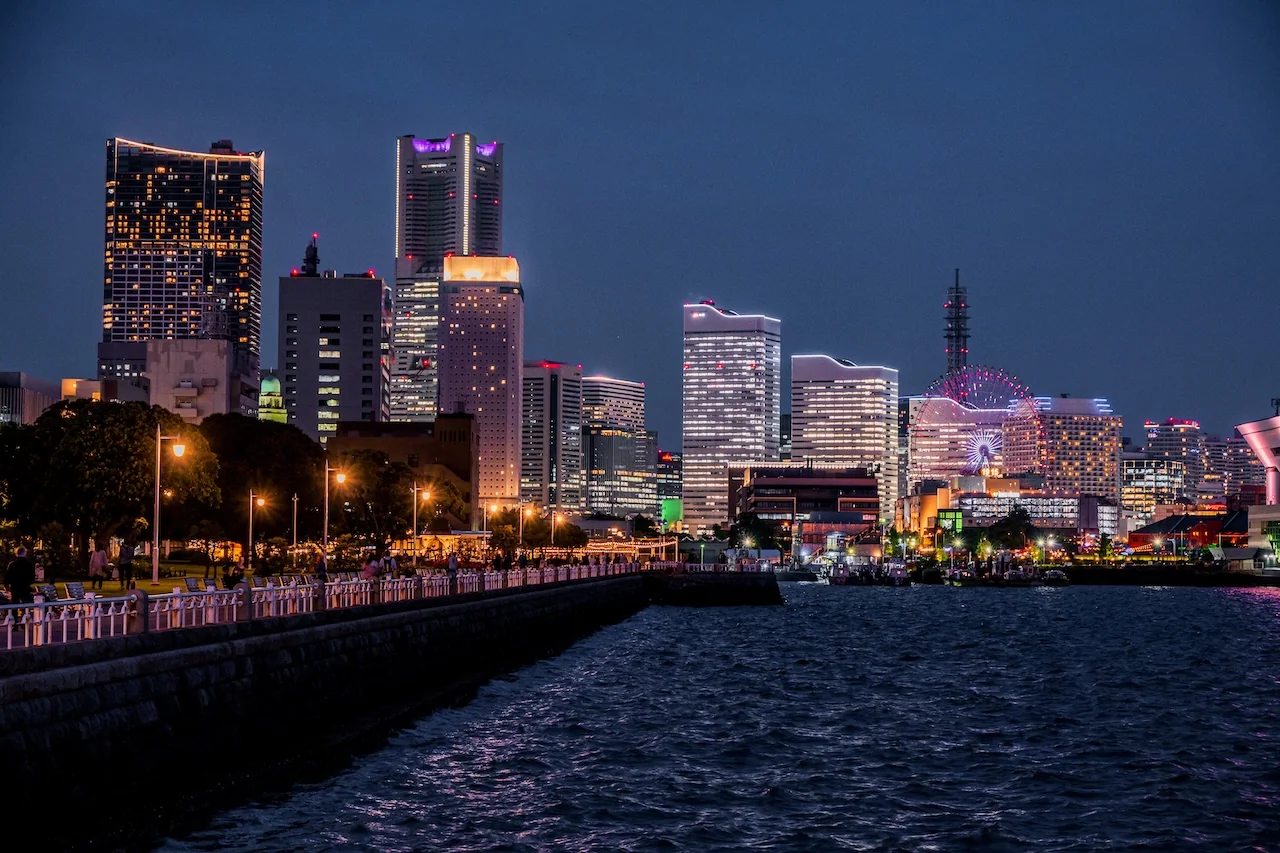 橫濱港未來夜景全景，摩天輪、高樓群與港灣倒影在深藍水面