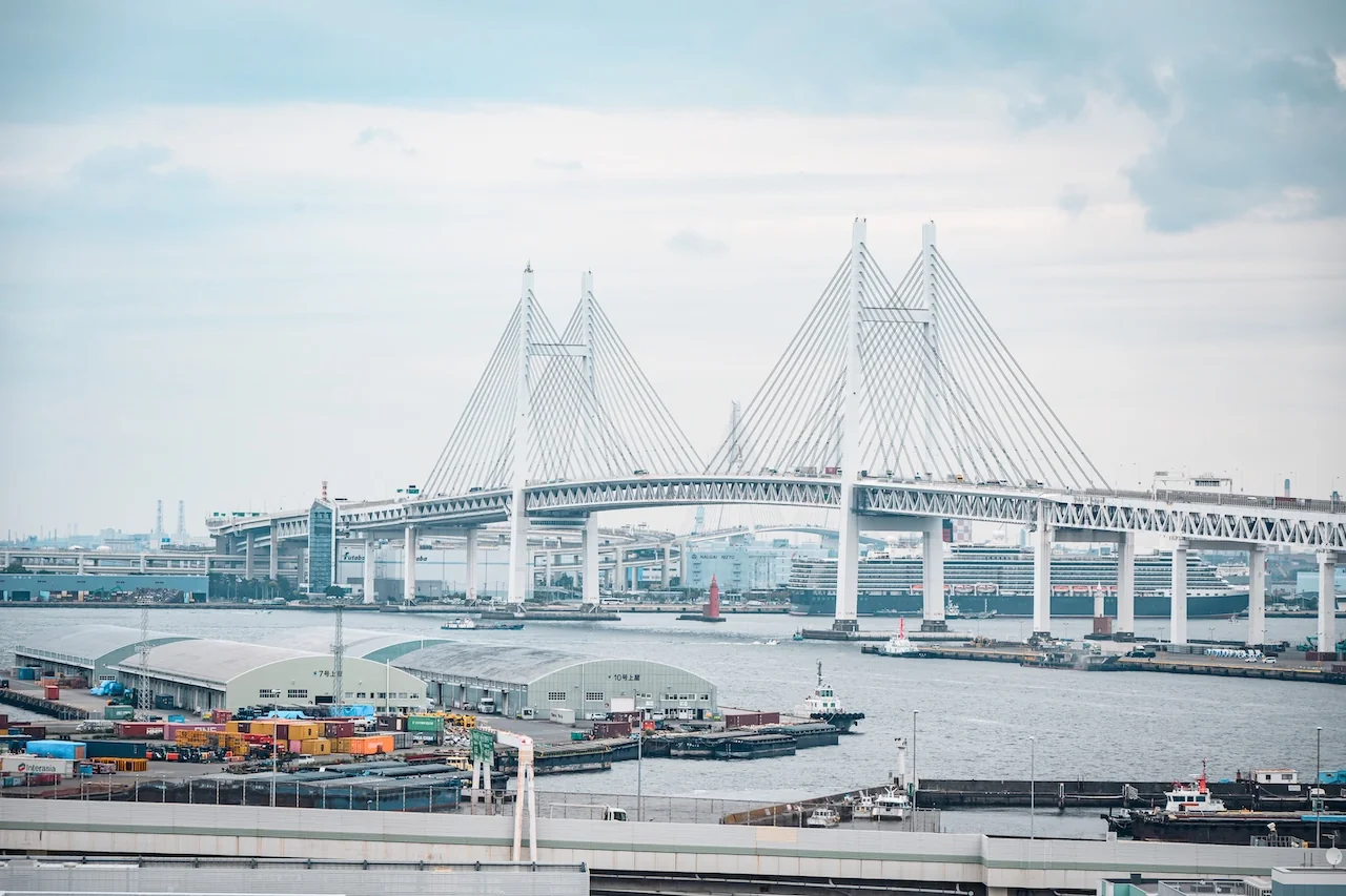 橫濱港灣白色斜張橋與港口工業設施，展示港口地景