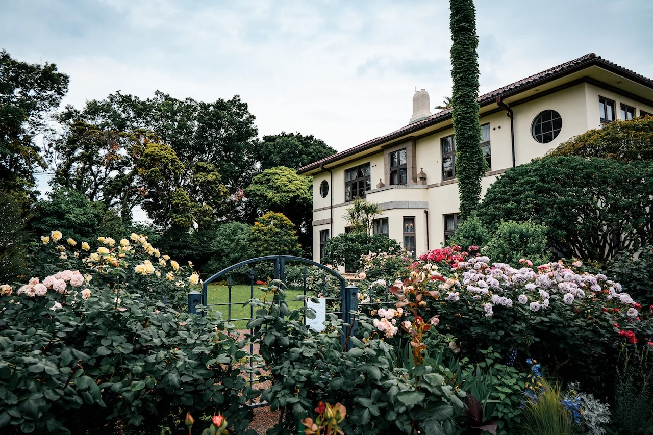 橫濱港見丘公園法式花園建築，玫瑰盛開的日式庭院
