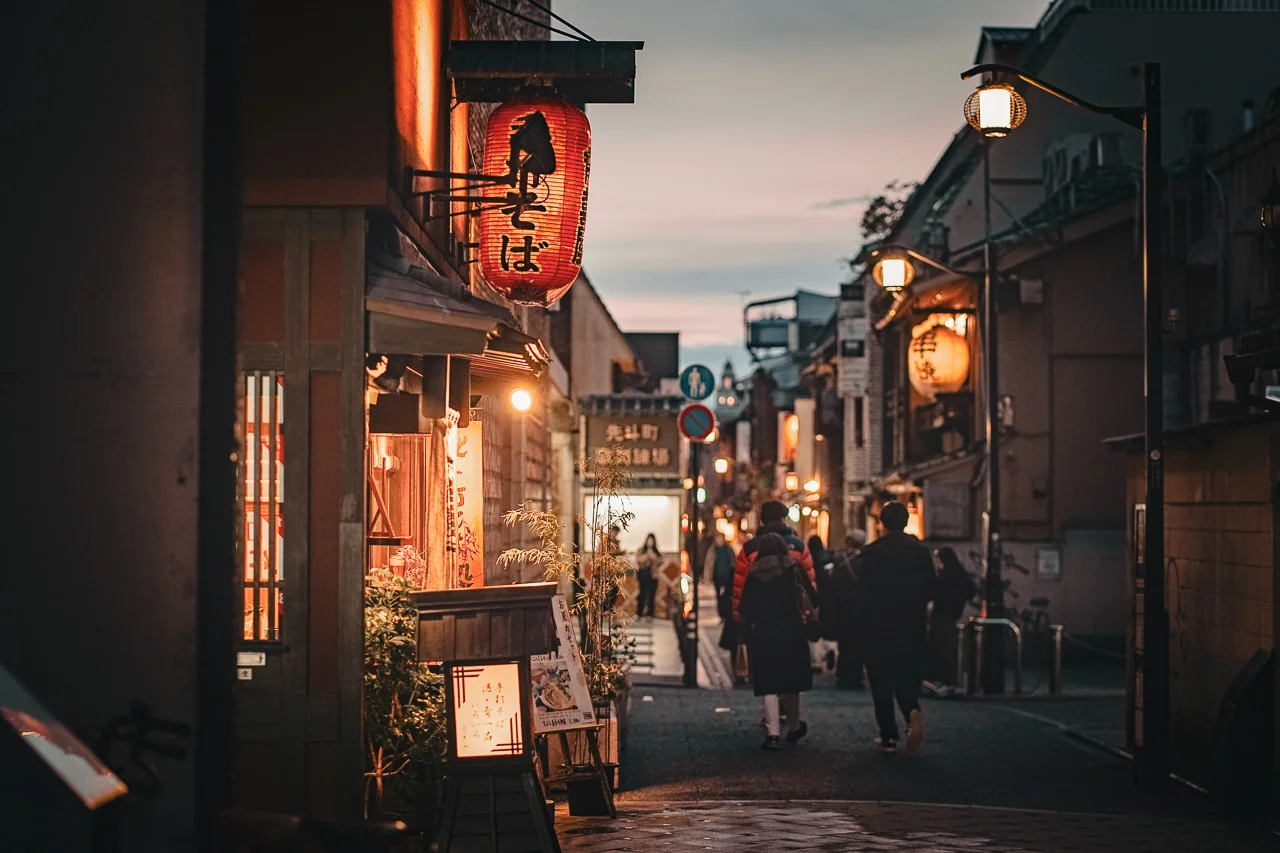 京都先斗町紙燈籠與石板街道夜景