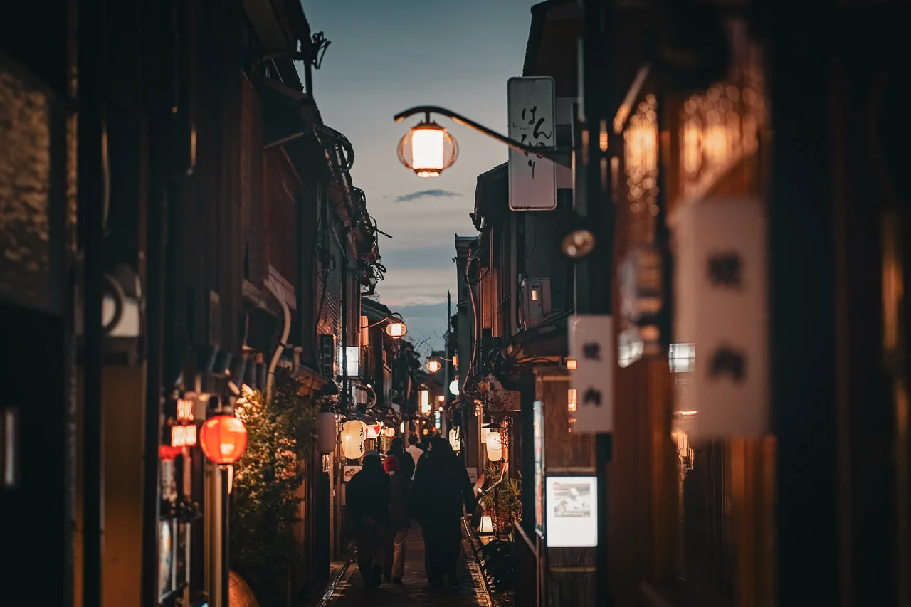 京都先斗町老街暮色，傳統屋瓦與店家招牌