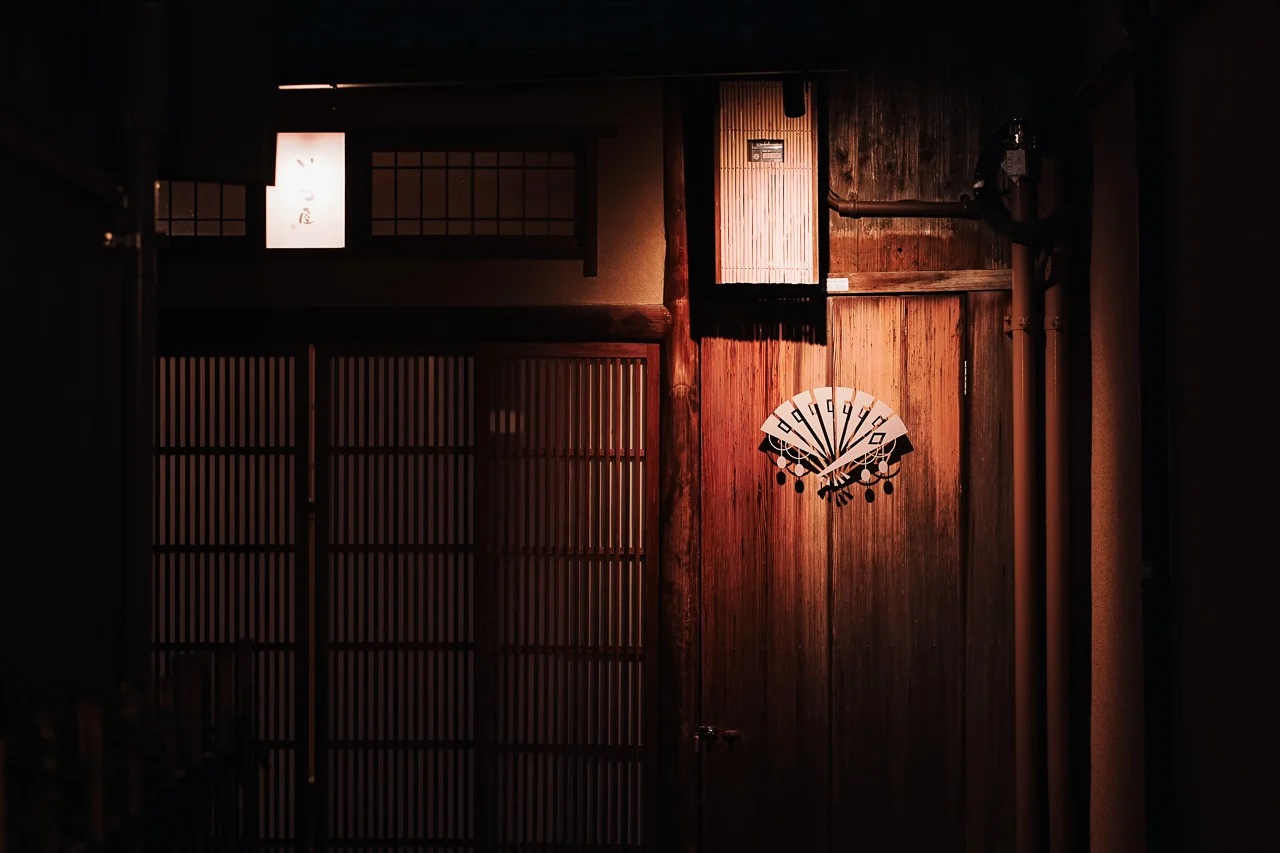 京都先斗町傳統屋瓦與古典街景暮色