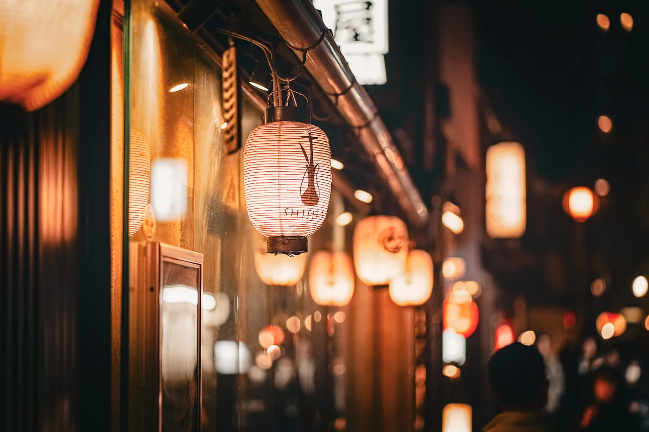 京都先斗町紙燈籠與傳統建築夜景