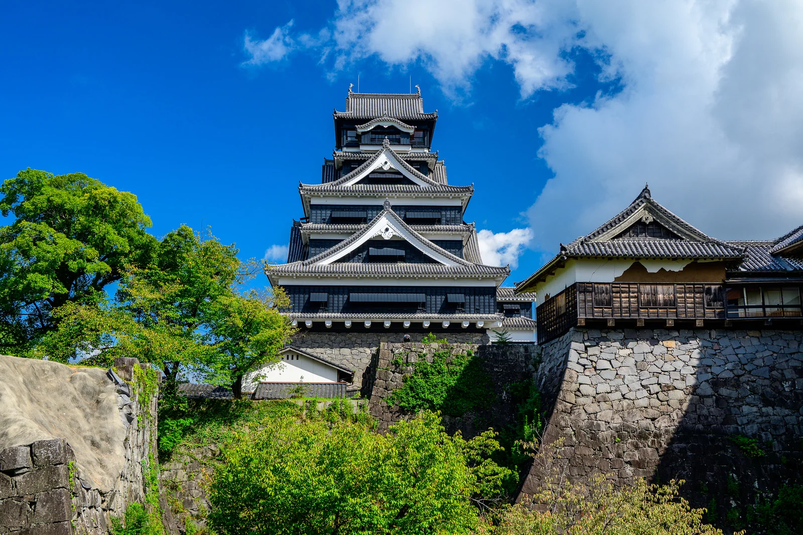 熊本城天守樓閣與周邊建築，藍天白雲