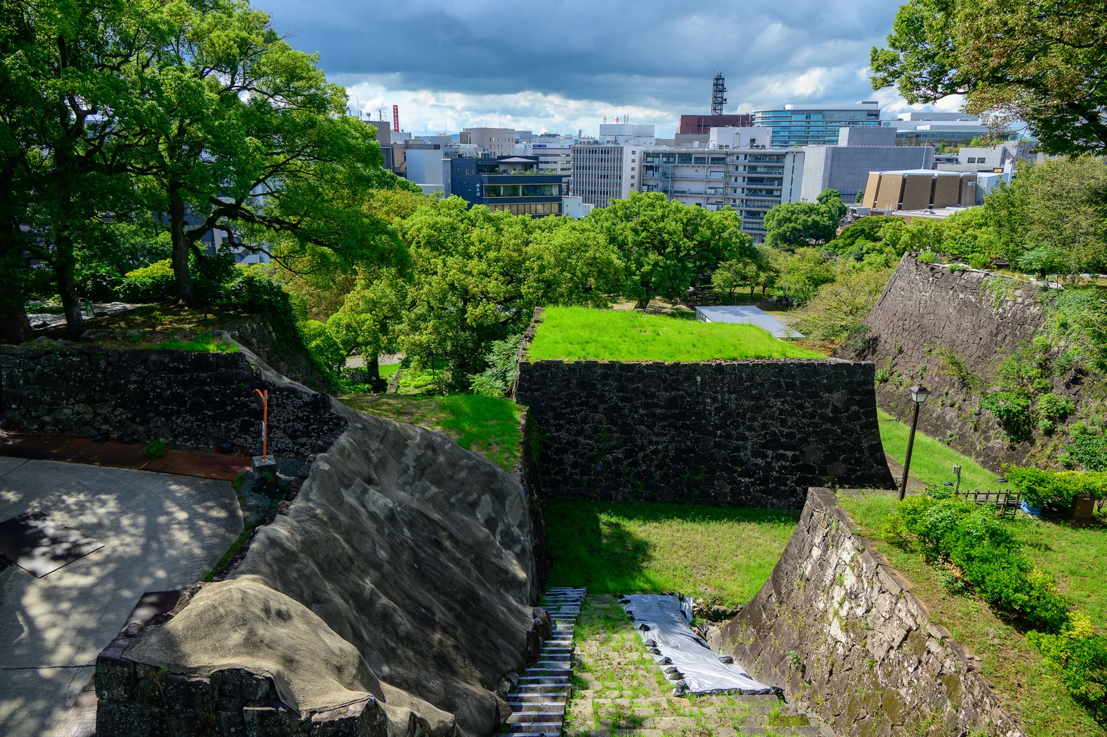 熊本城廓石垣與城內綠地俯瞰景象