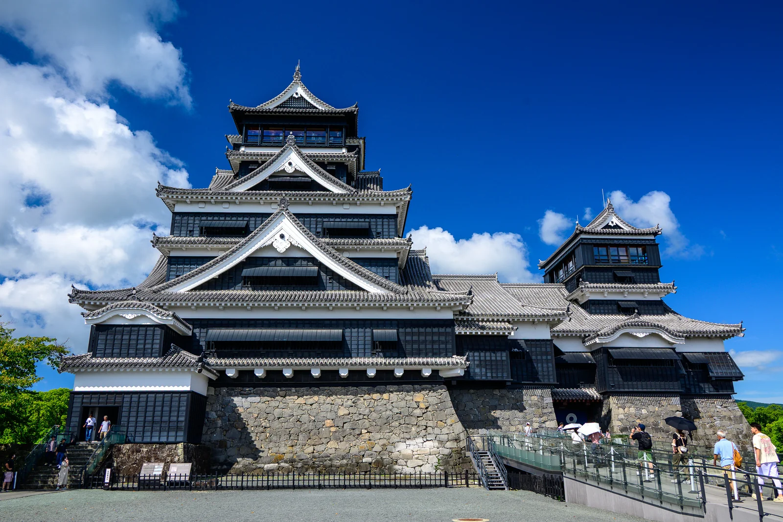 熊本城廓地下通道與石垣，昏黃燈光照亮