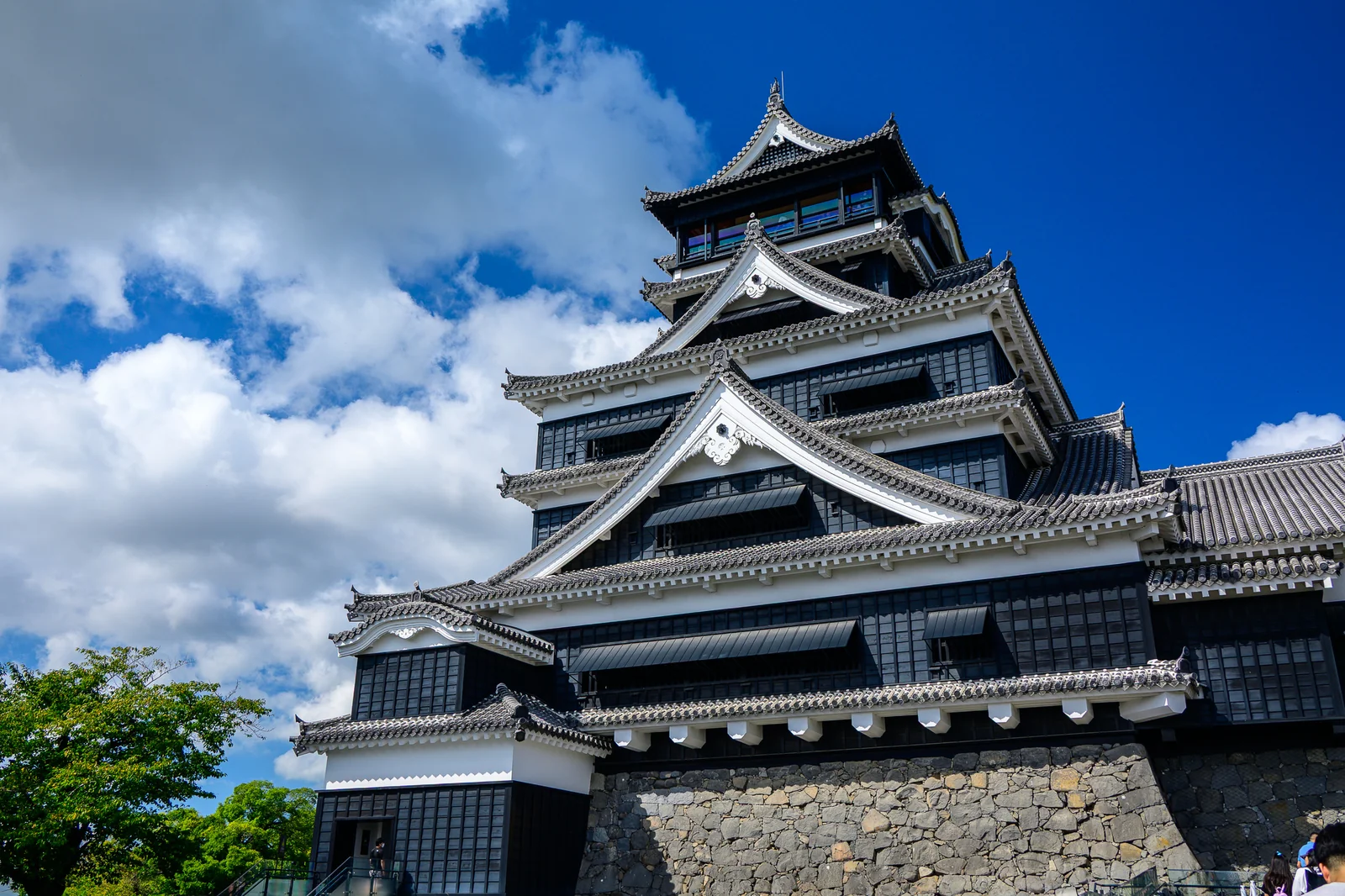 熊本城天守完整景觀，藍天白雲映襯