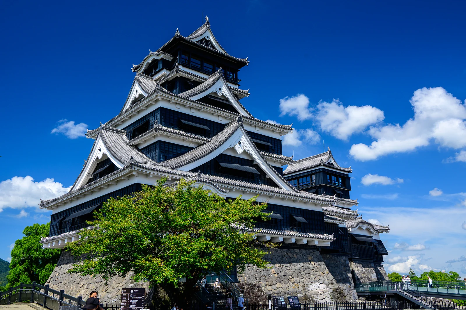 熊本城天守與石垣，藍天下的壯麗全景