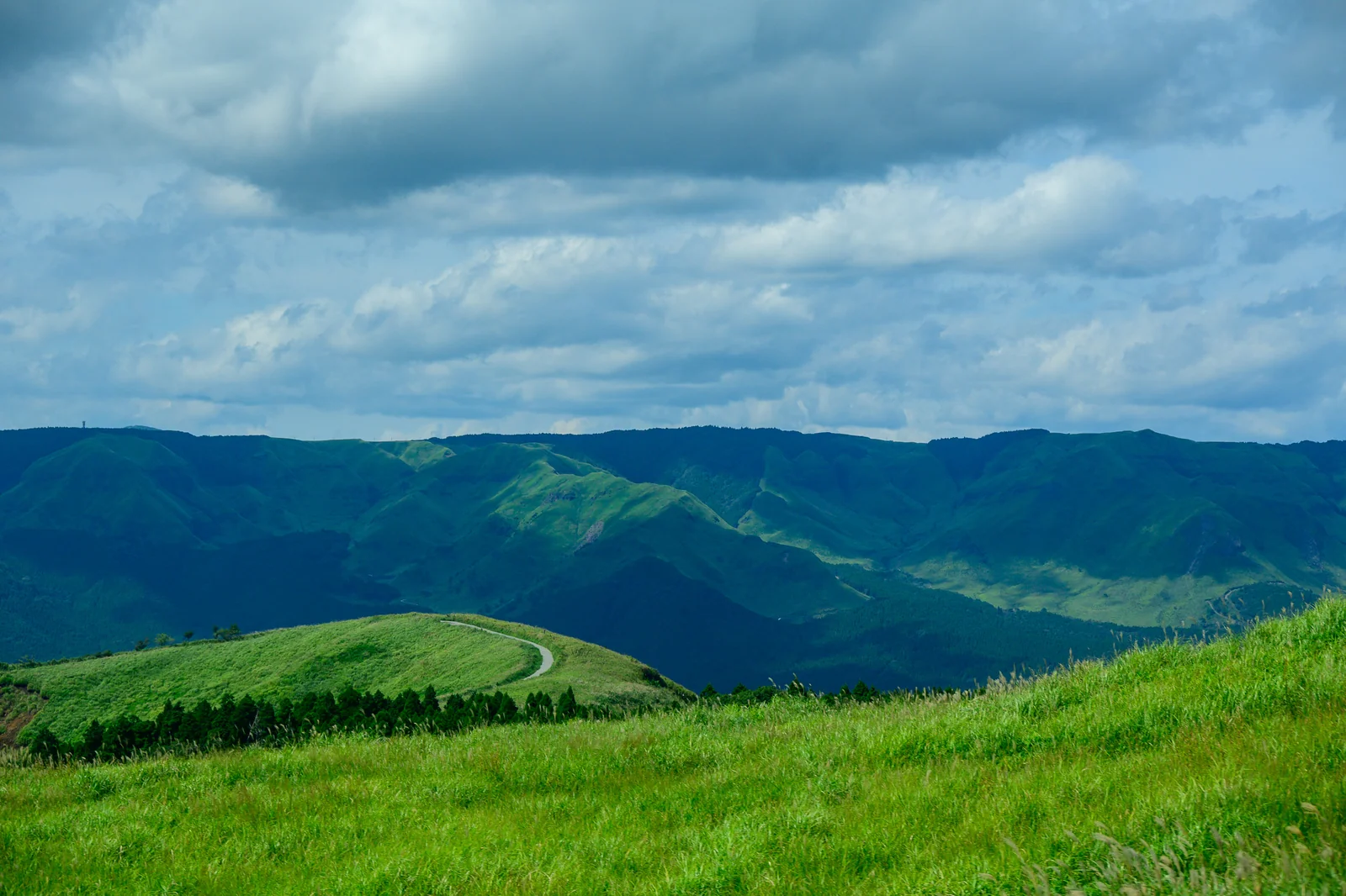 阿蘇盆地遠景綠色丘陵與多層山脈