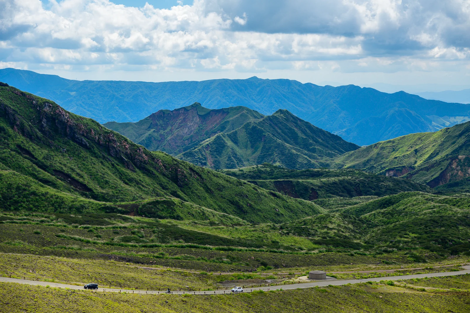 阿蘇盆地多層山脈與蜿蜒道路景觀