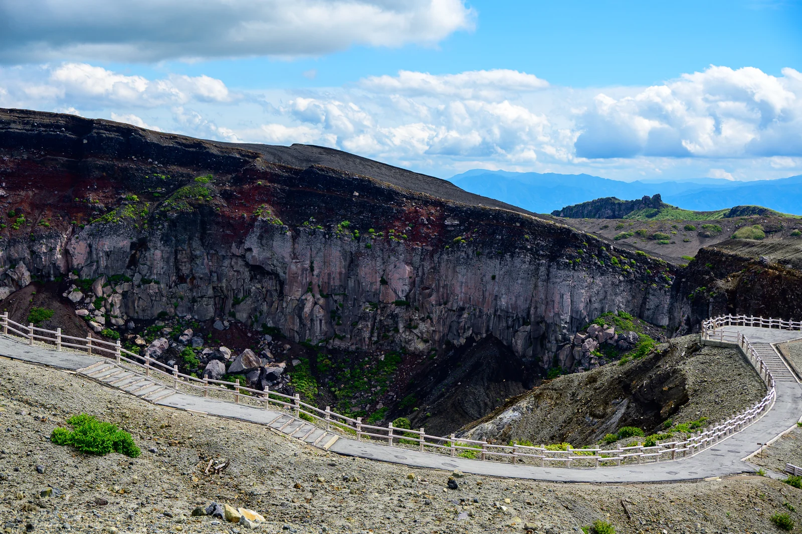 阿蘇火山口礦物色彩地層白色沉積物