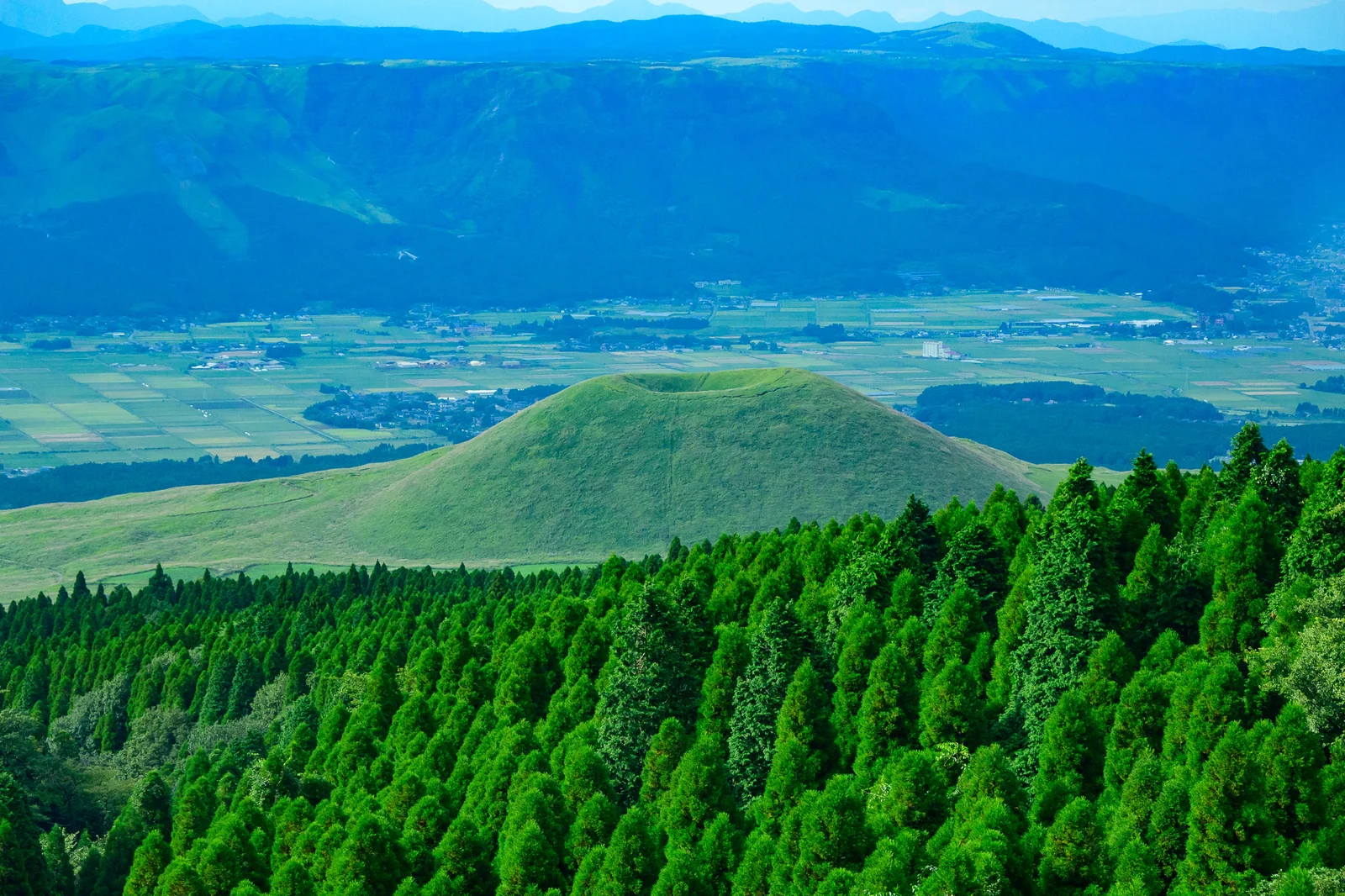 阿蘇盆地米塚火山錐與農田，遠方山脈