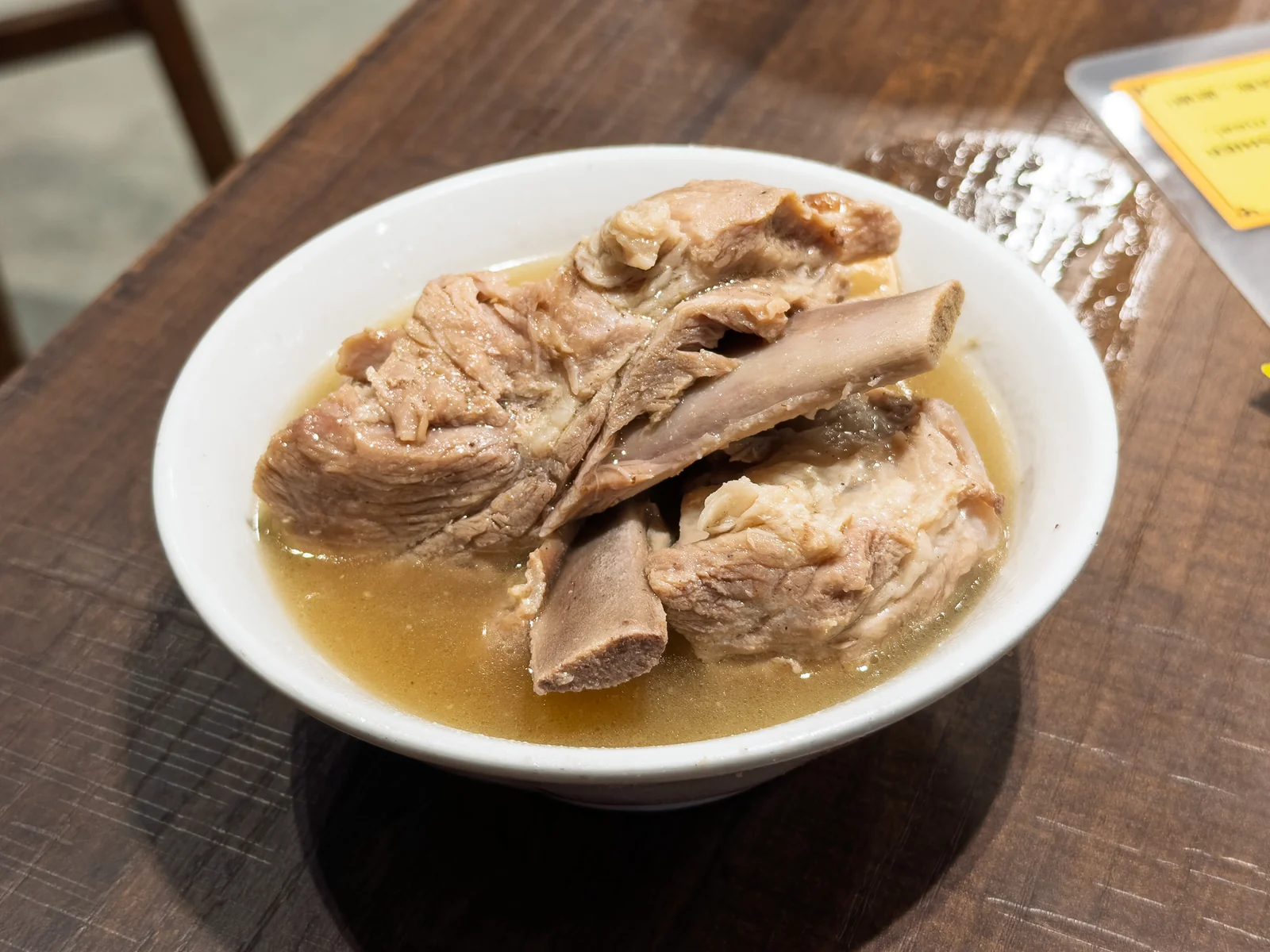 新加坡肉骨茶，胡椒湯為特色，展現在地飲食特色與歷史背景
