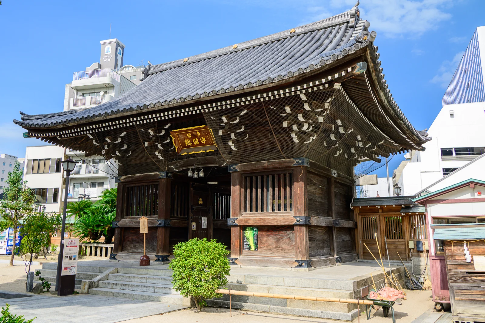 櫛田神社社殿，掛著「博多總鎮守」匾額