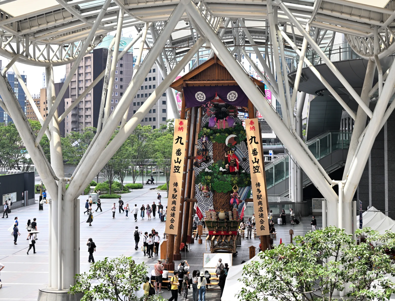 博多車站前廣場展示的飾山，九番山笠・博多駅商店連合会