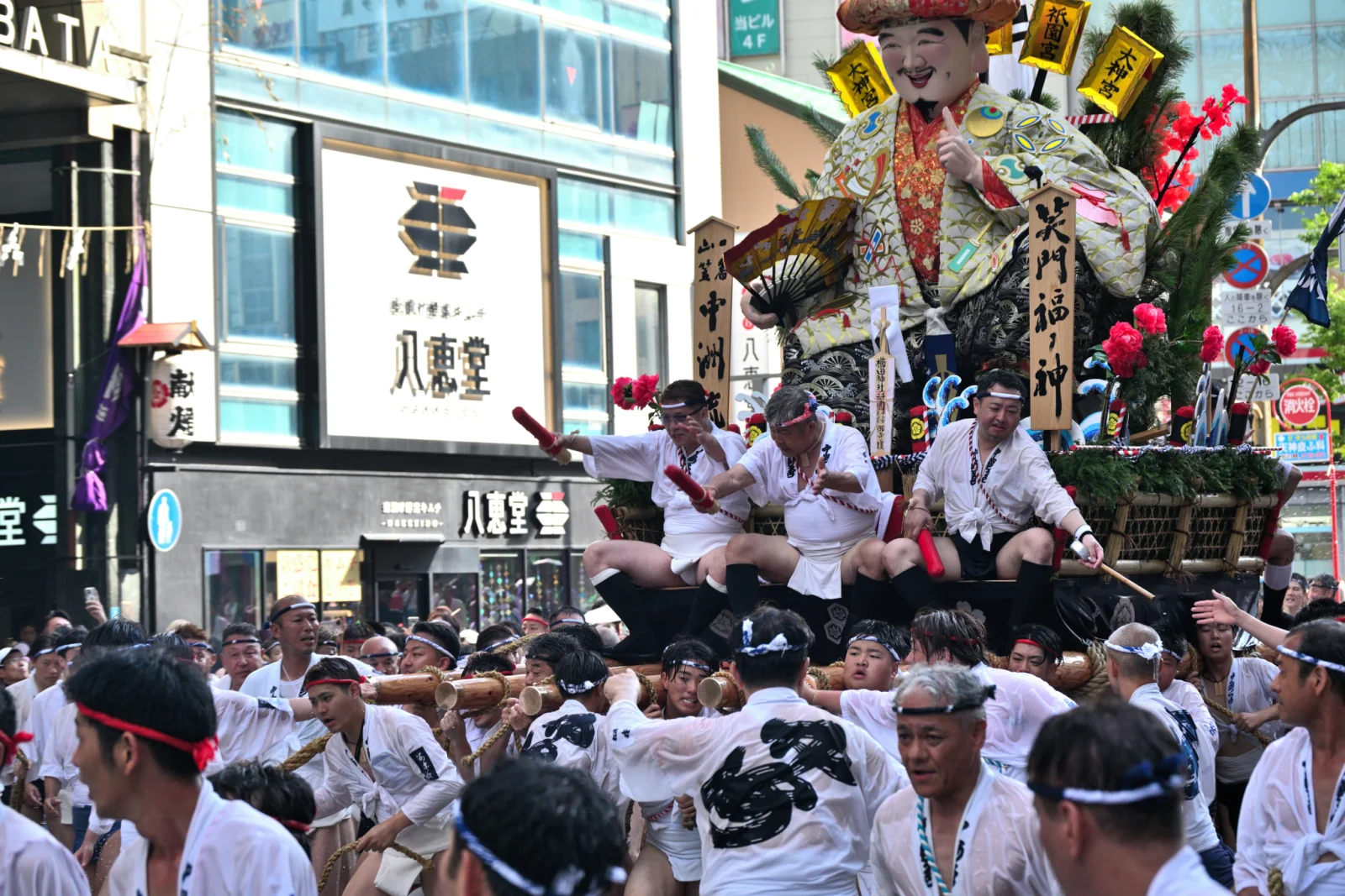 一番山笠・中洲流的「笑門福ノ神」惠比壽飾山，於川端商店街巡行