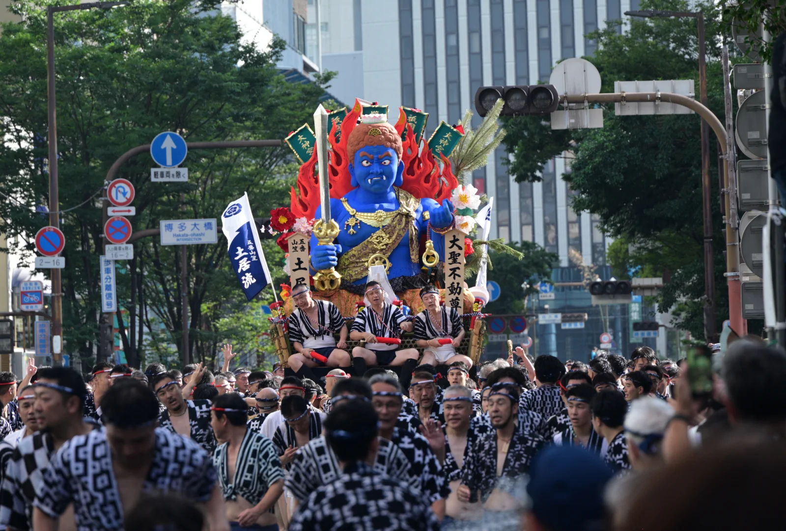 五番山笠・土居流的「大聖不動尊」舁山，於博多大橋路口巡行