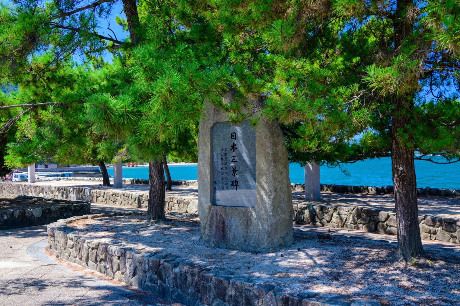 宮島海岸線與遠方的海上大鳥居
