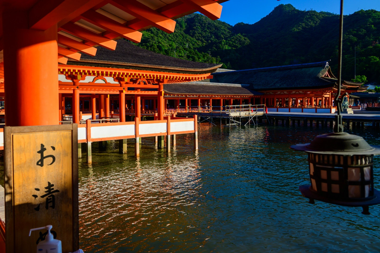滿潮時嚴島神社迴廊與海水