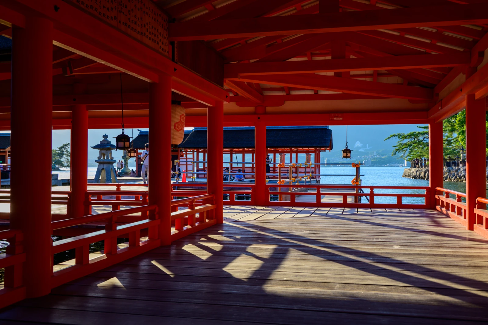 漲潮時分嚴島神社海上社殿的倒影
