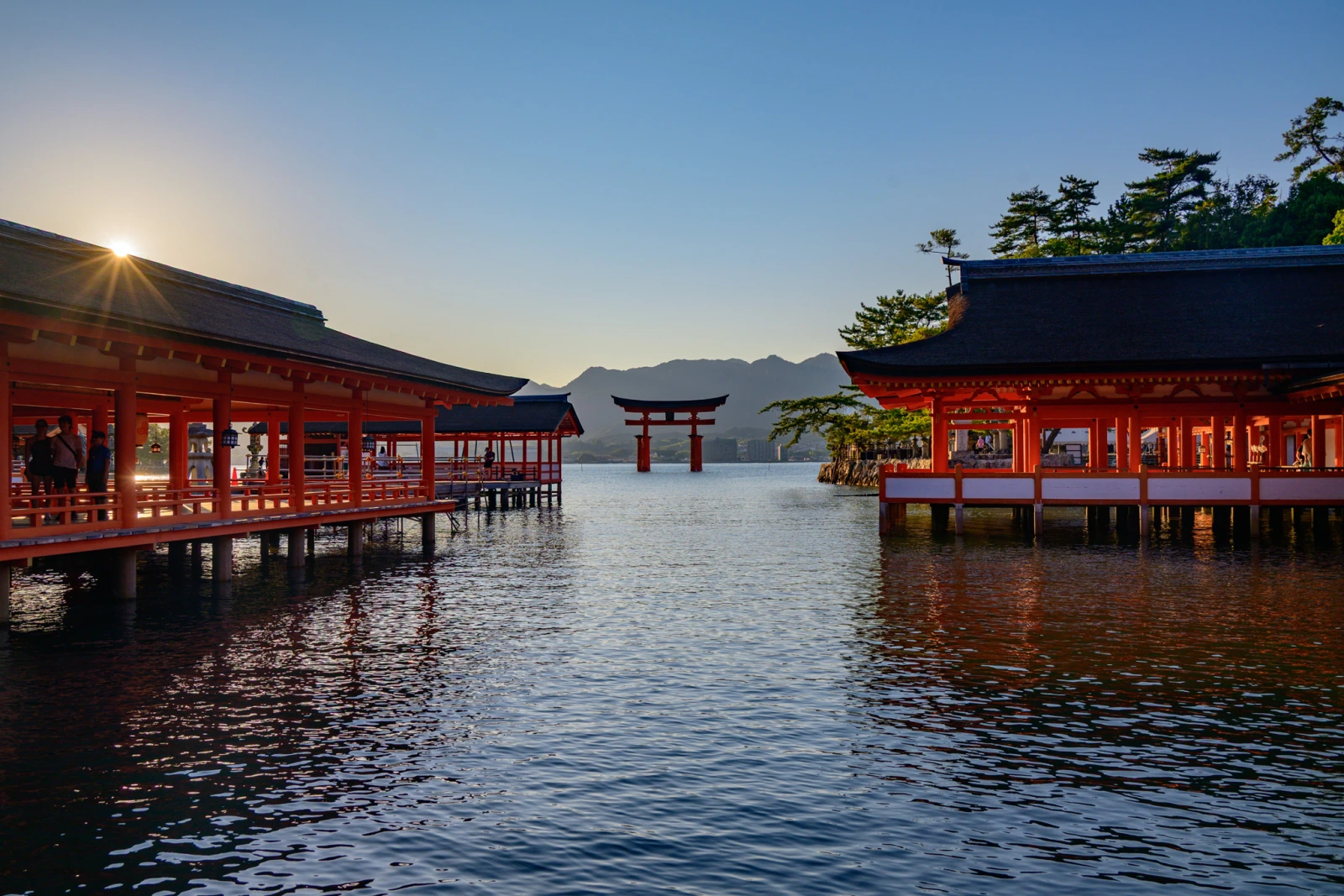 嚴島神社迴廊向外望向大鳥居的視角